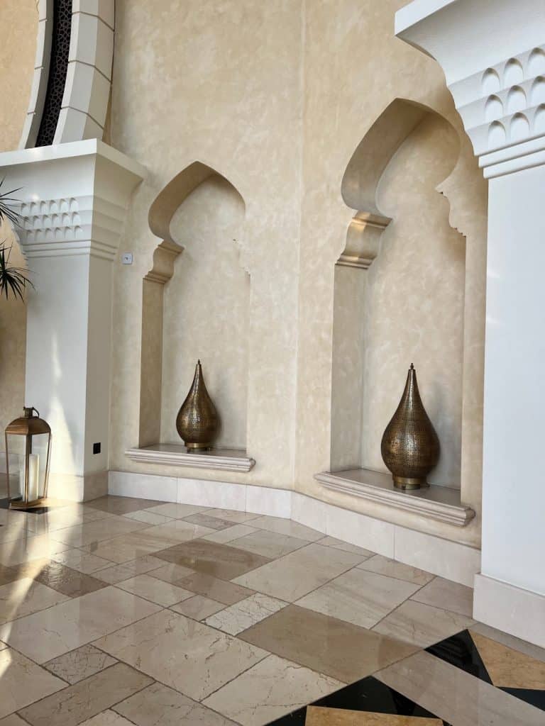 Luxury Arabic interiors: Discretion standards in Dubai