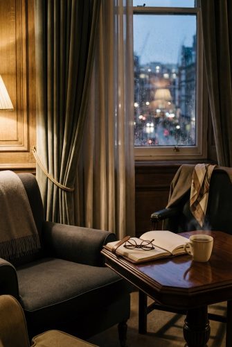 Luxury sitting area: Discreet payment confirmation